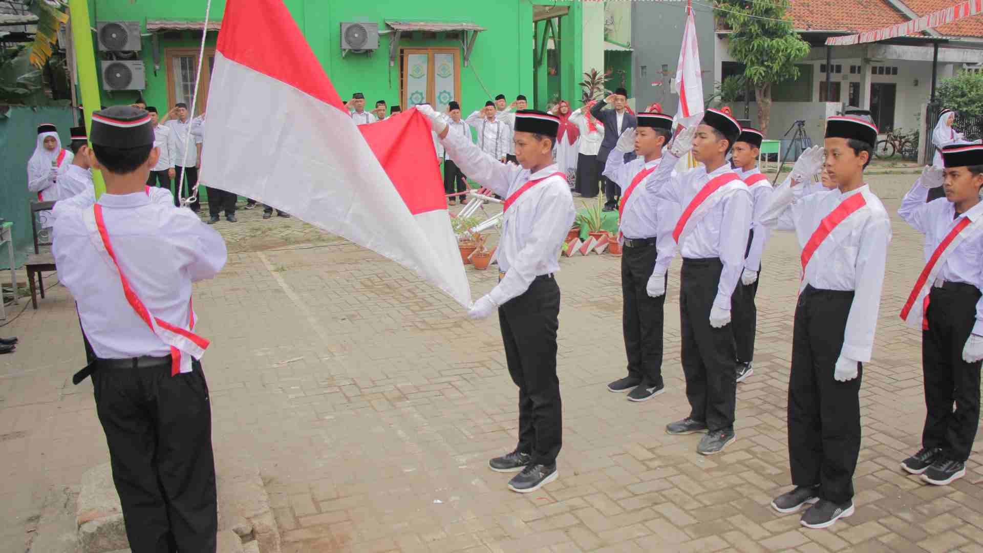 Kegiatan Upacara Bendera foto 2